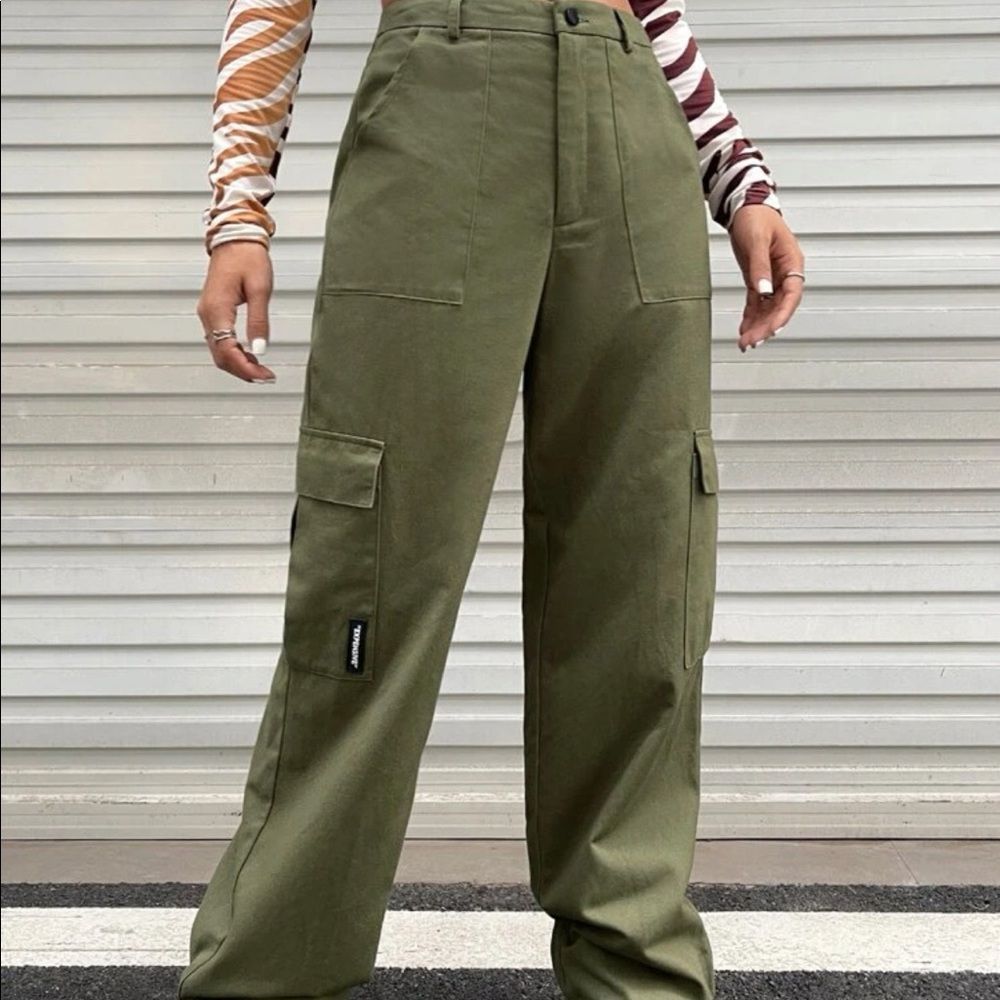 Low rise army cargo pants. size 6 or medium. Perfect for fall TikTok Trendy!
